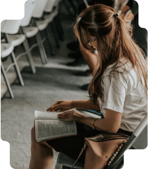 dziewczyna czyta książkę